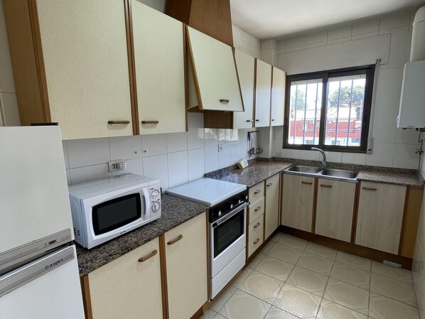 Fridge, microwave, oven, cookware/dishes/utensils - Alpen1 Los Naranjos / 2 Rooms no air conditioning (Peñíscola)