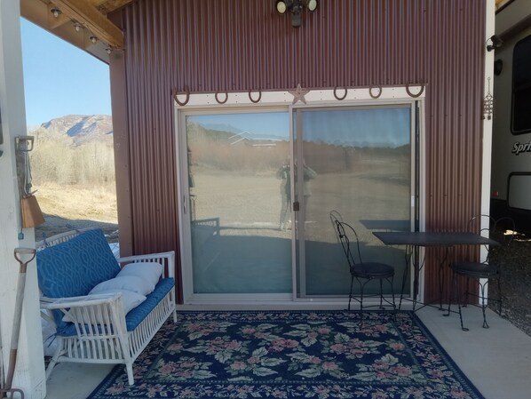 Outdoor dining - Charming bungalow in historical Mancos with WiFi. Privacy and beautiful views. (Mancos)