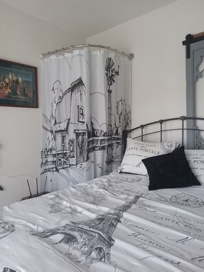 1 bedroom, iron/ironing board, WiFi, bed sheets - Charming bungalow in historical Mancos with WiFi. Privacy and beautiful views. (Mancos)