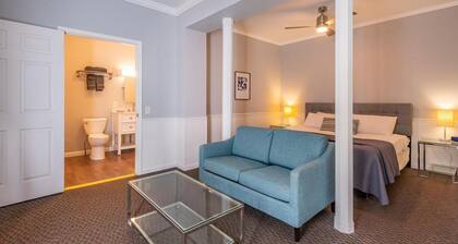 1BR, 1BA Luxury Hot tub Suite