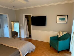 1 bedroom, free WiFi, bed sheets - Luxury Hot tub Suite w/ In-Room Hot Tub & King Bed 1BR, 1BA (Nashville)