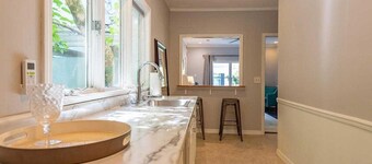 1BR, 1BA Luxury Hot tub Suite