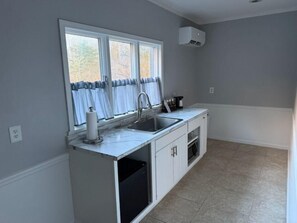 Refrigerador, microondas, cafetera/tetera