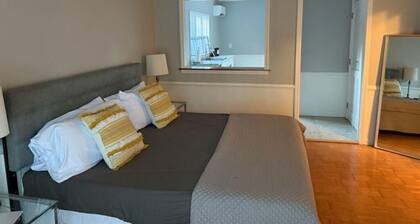 1BR, 1BA Luxury Hot tub Suite