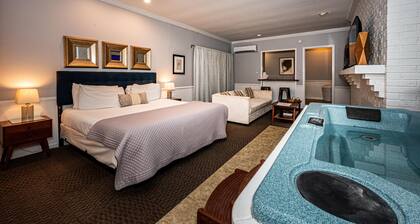 1BR, 1BA Luxury Hot tub Suite