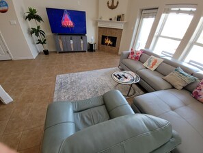 Smart TV, books, stereo, offices