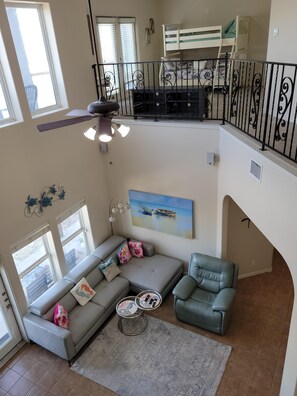 Smart-TV, Bücher, Stereoanlage, Arbeitsbereiche