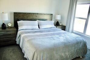 3 soverom, skrivebord, strykejern/-brett og reiseseng for barn