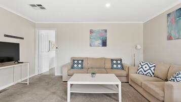 Tv, bordtennisbord, bøger