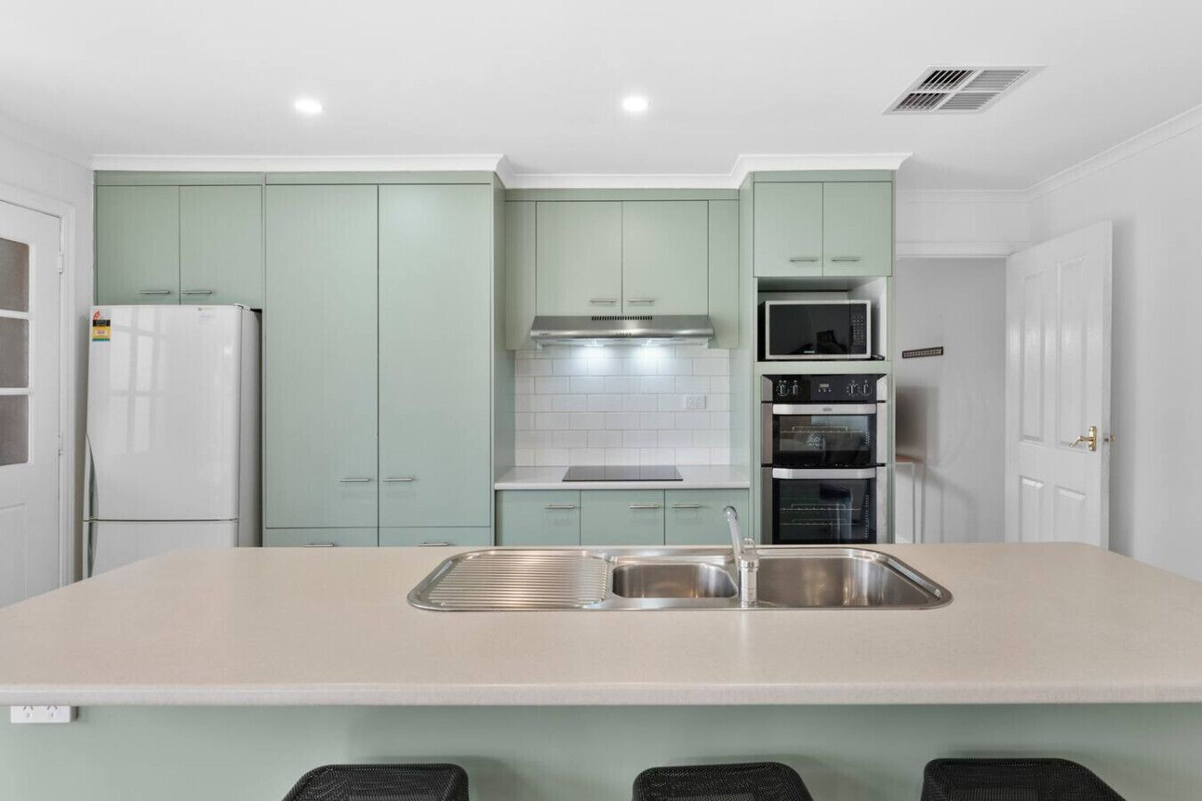 Køleskab, mikrobølgeovn, ovn, kogeplade