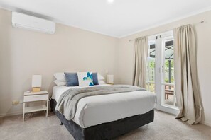 3 عدّة غرف نوم ومكتب ومكواة/لوح كي وسرير سفر