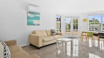 Una televisión, una mesa de tenis de mesa, libros