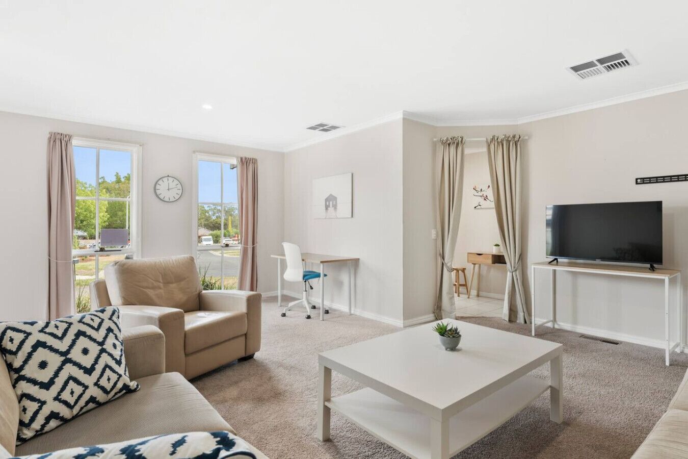 Fernseher, Tischtennisplatte, Bücher