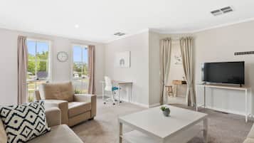 Tv, bordtennisbord, bøger