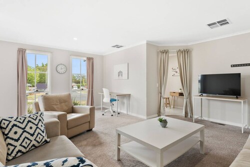 Colonial Retreat – Peaceful, Pet-Friendly Comfort