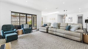 電視、書籍、 辦公室