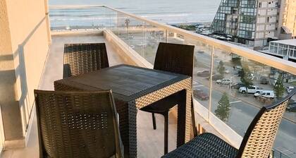 Hermoso departamento tres ambientes en pleno centro de pinamar a pasos del mar.