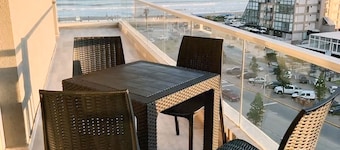 Hermoso departamento tres ambientes en pleno centro de pinamar a pasos del mar.