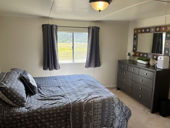 2 bedrooms, travel cot, WiFi, bed sheets