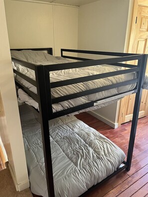 2 عدّة غرف نوم وسرير سفر وواي فاي وملاءات أسرّة