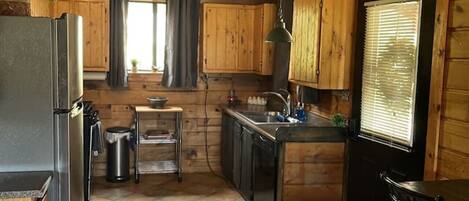 Microondas, horno, placa de cocina y lavavajillas