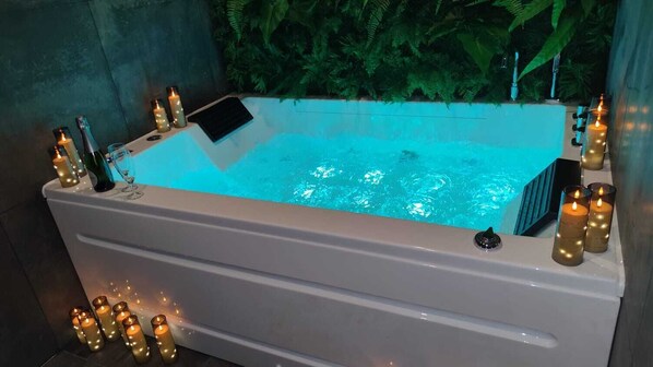 Pool - Romantic Suite: Sauna, whirlpool bath and massage table (Conches-en-Ouche)