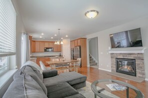 Smart TV, fireplace - Luxurious Layton:3bds/2.5bath/garage (Aurora)