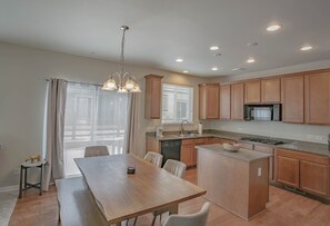 Fridge, microwave, oven, stovetop - Luxurious Layton:3bds/2.5bath/garage (Aurora)