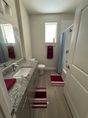 Hair dryer, towels, soap, toilet paper - Cozy apartment in welcoming Cedar Park with WiFi, AC, fitness room (Cedar Park)