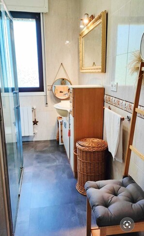 Dutxa, tovalloles, sabó i paper higiènic 