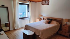 4 dormitoris, planxa i posts de planxar i roba de llit 