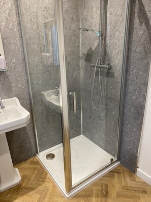 Douche, sĂšche-cheveux, savon, papier toilette