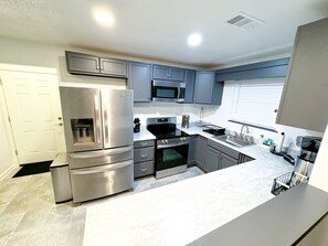 Een koelkast, een microgolfoven, een oven, een kookplaat