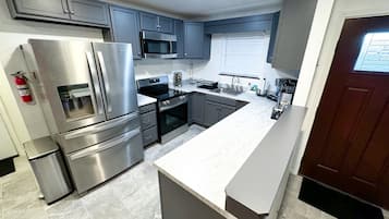 Geladeira, micro-ondas, fogão, cooktop