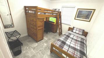 3 bedrooms, desk, iron/ironing board, WiFi