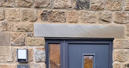 CENTRAL ILKLEY Most popular holiday cabin, wood fire, free parking, EV Charger