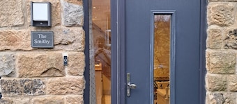CENTRAL ILKLEY Most popular holiday cabin, wood fire, free parking, EV Charger