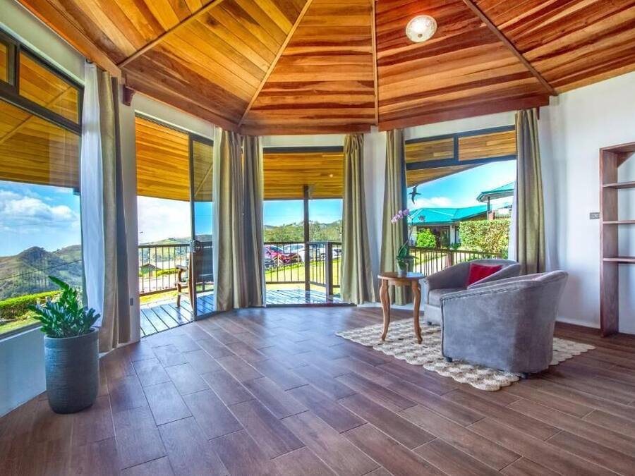 Deluxe Double Room, Balcony, Partial Sea View | Living area