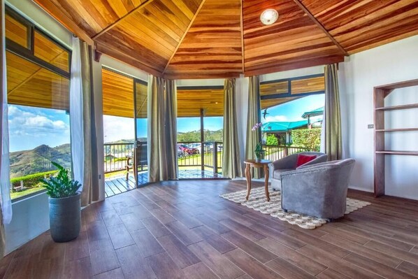 Phòng đôi Deluxe, ban công, quang cảnh một góc biển | Khu phòng khách