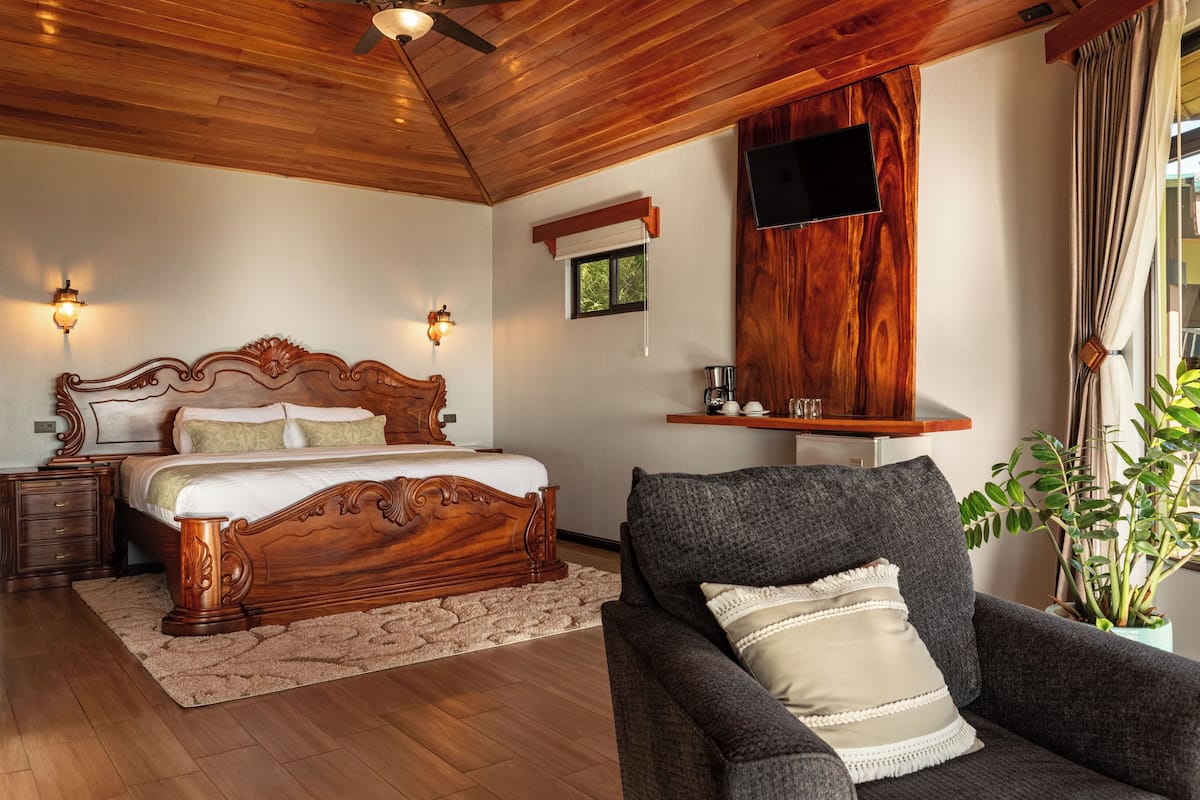 Deluxe-Doppelzimmer, Balkon, eingeschränkter Meerblick | Kostenloses WLAN