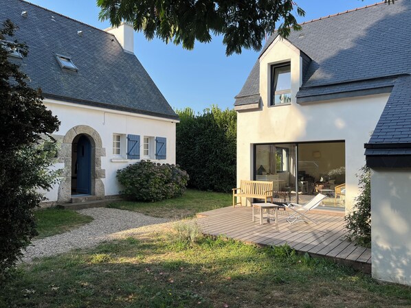 Terrace/patio - Two houses in a beautiful garden in Carnac, ideal for 2-3 families with children (Carnac)
