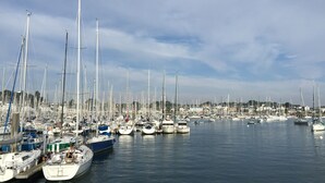 A marina filled with various boats docked in calm waters. - Two houses in a beautiful garden in Carnac, ideal for 2-3 families with children (Carnac)