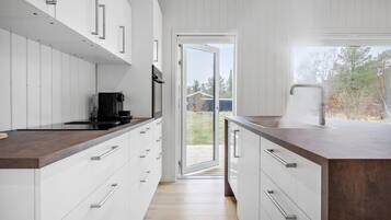 Fridge, oven, dishwasher, coffee/tea maker