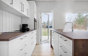 Kühlschrank, Ofen, Geschirrspüler, Wasserkocher mit Kaffee-/Teezubehör