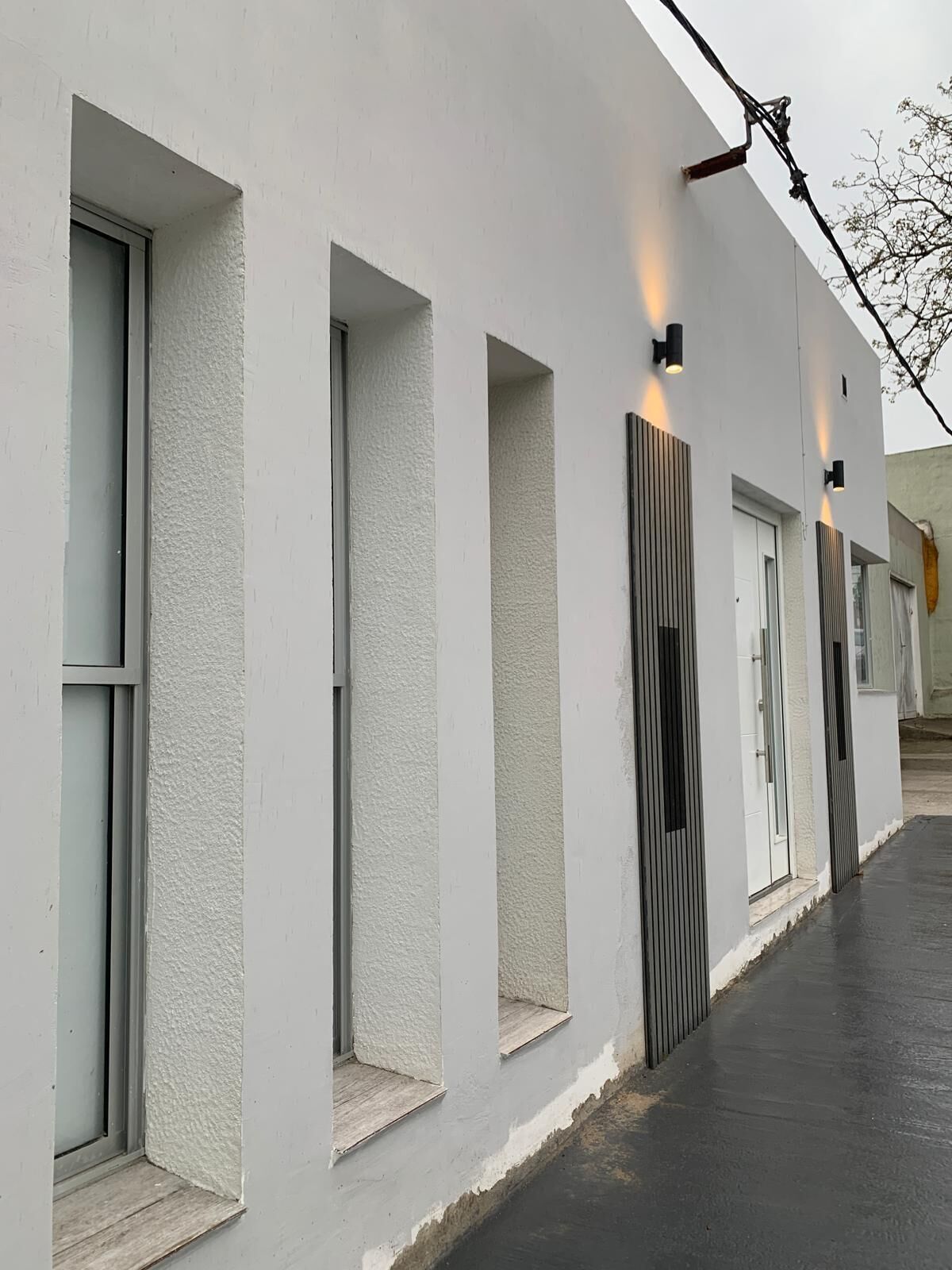 Vista frontal de la propiedad