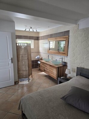 1 chambre, fer et planche à repasser, Wi-Fi gratuit, draps fournis