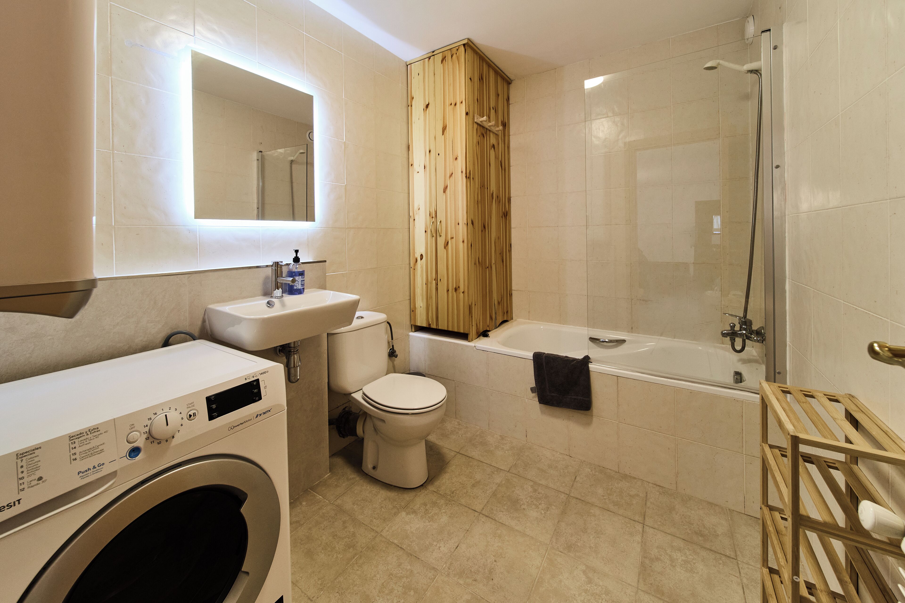 Haartrockner, Handtücher, Seife, Shampoo