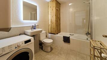 Secador de pelo, toallas, jabón y champú