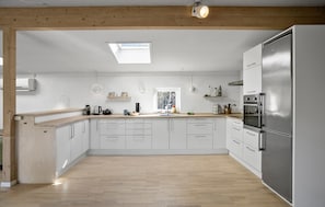 Fridge, stovetop, coffee/tea maker