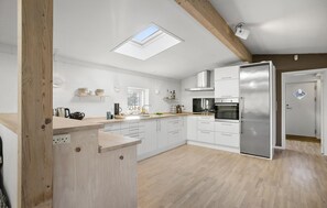 Een koelkast, een kookplaat, een koffiezetapparaat/waterkoker